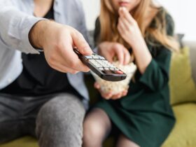 Ragazzi guardano la tv