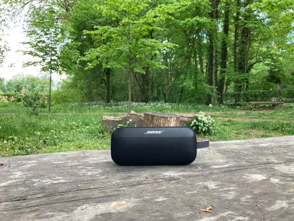 Bose Soundlink Flex poggiato su un tavolo in un parco
