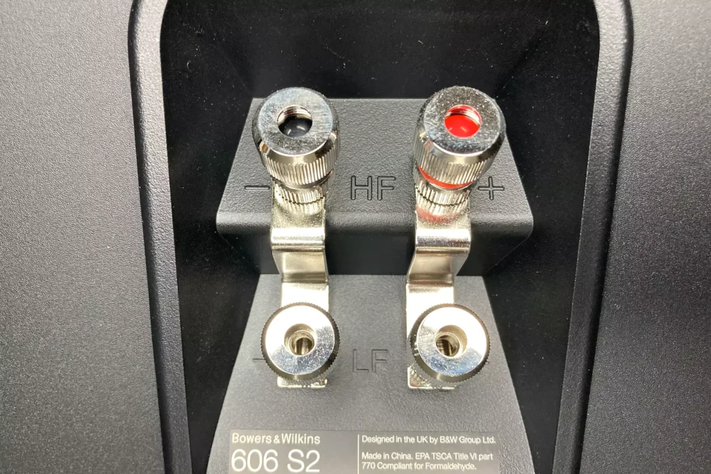 Dettaglio di un diffusore Bowers & Wilkins 606 S2 Anniversary Edition in cui si vedono sulla parte posteriore i connettori